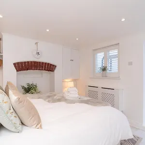 https://central-apartment-with-patio-sleeps-4.cardiffhotelswales.com