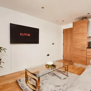 https://king-deluxe-city-apt-large-balcony-free-parking.yorkshirehotels.net
